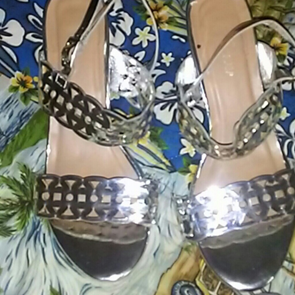 I am selling high heels